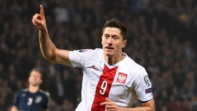 Robert Lewandowski strzelił gola, gdy Polska zremisowała 2-2 na Hampden Park w 2015 roku